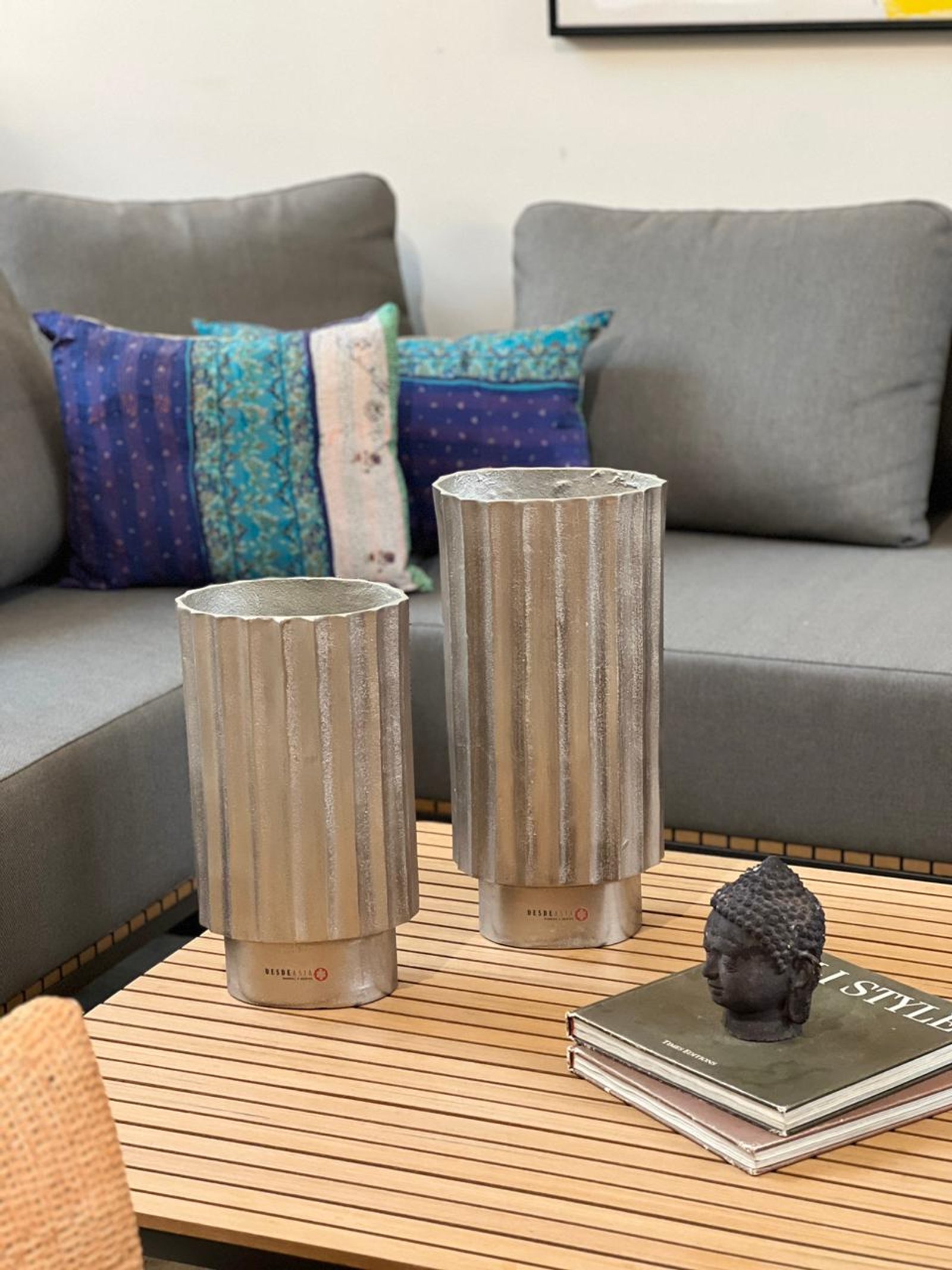 Sala com sofá cinza, mesa de madeira e vasos — projeto Nuevos ingresos, por DESDE ASIA, em Palermo Soho